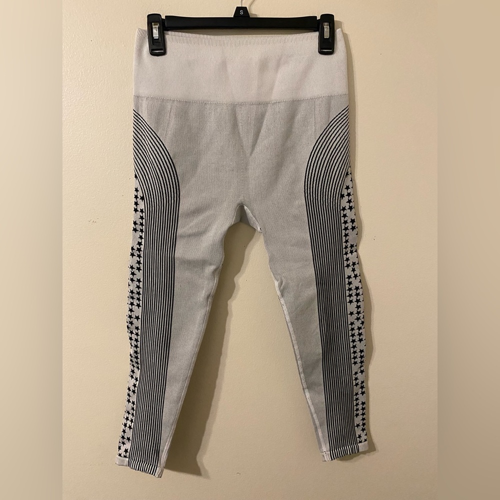 Women's Fabletics White Black Stars High Waist Leggings Active Pants Size Medium